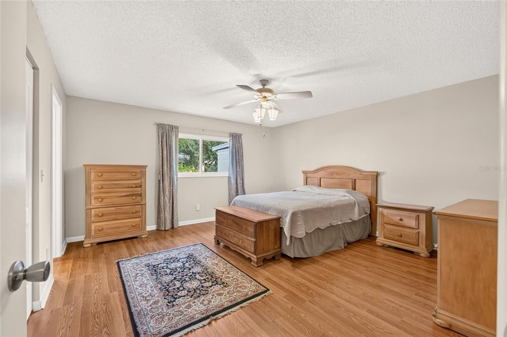 For Sale: $129,900 (2 beds, 2 baths, 1411 Square Feet)