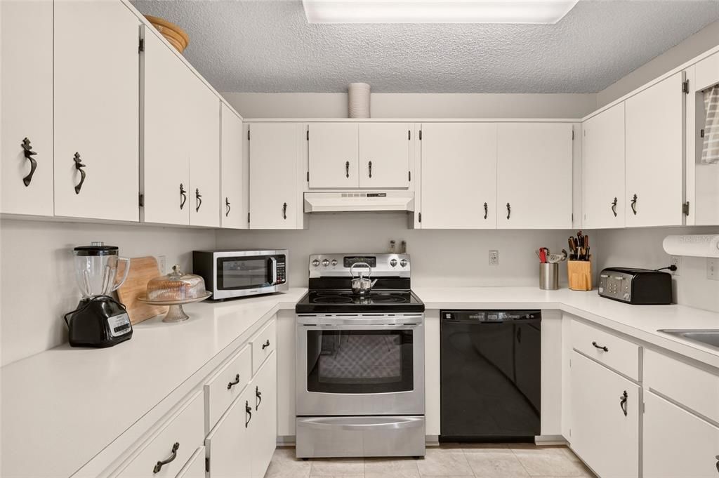 For Sale: $129,900 (2 beds, 2 baths, 1411 Square Feet)