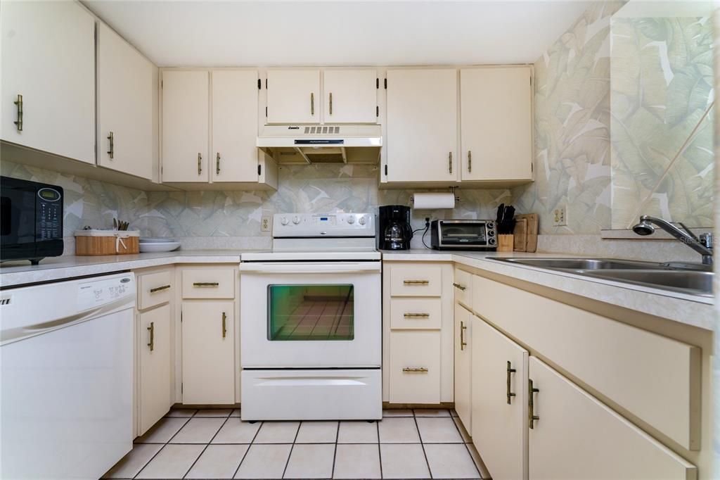 На продажу: $449,900 (2 спален, 2 ванн, 1168 Квадратных фут)