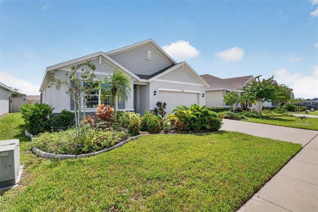 For Sale: $579,900 (4 beds, 2 baths, 1827 Square Feet)