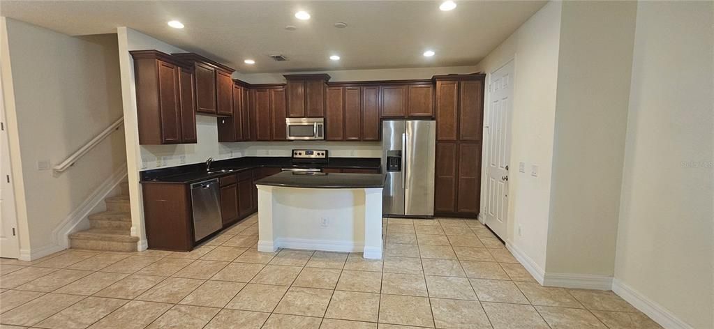 For Rent: $2,400 (3 beds, 2 baths, 1639 Square Feet)