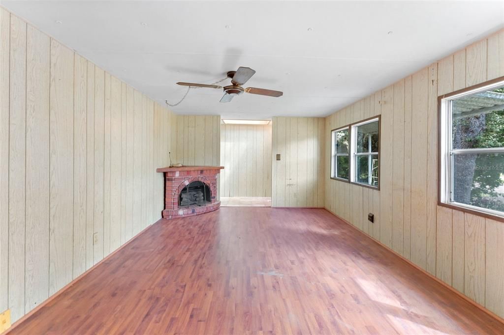 For Sale: $150,000 (4 beds, 2 baths, 1584 Square Feet)