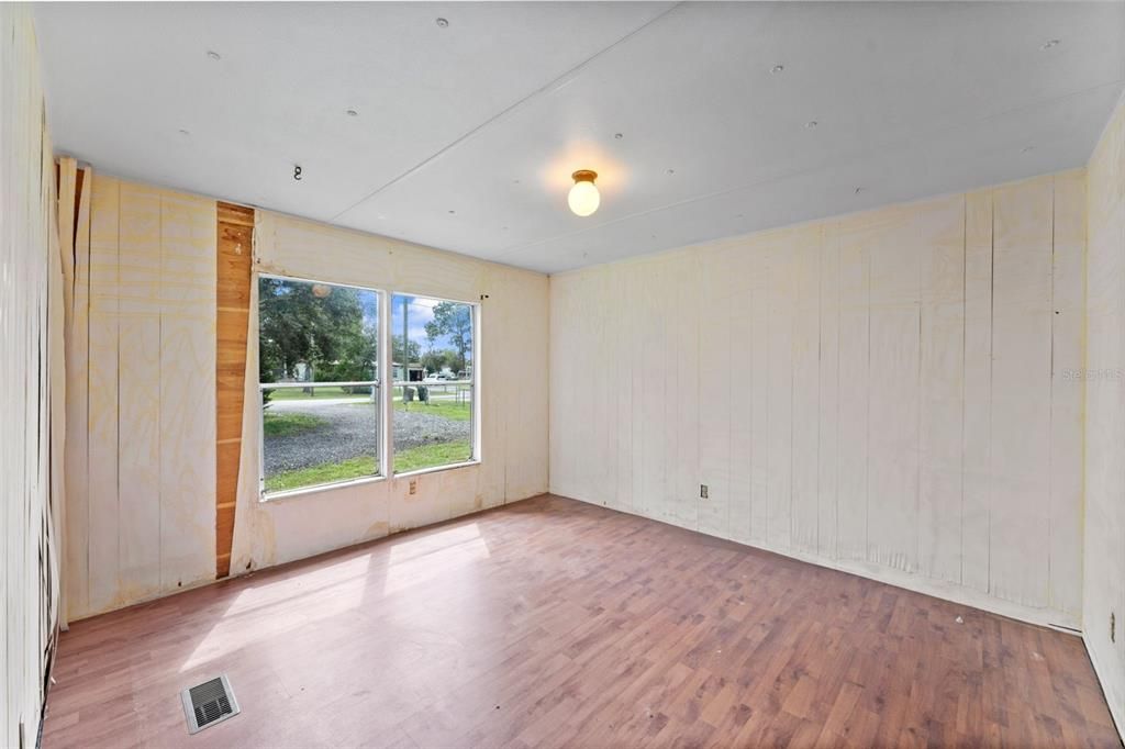 For Sale: $150,000 (4 beds, 2 baths, 1584 Square Feet)