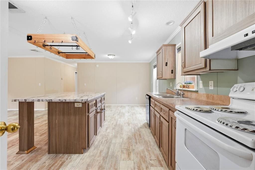 En Venta: $249,999 (4 camas, 2 baños, 1568 Pies cuadrados)