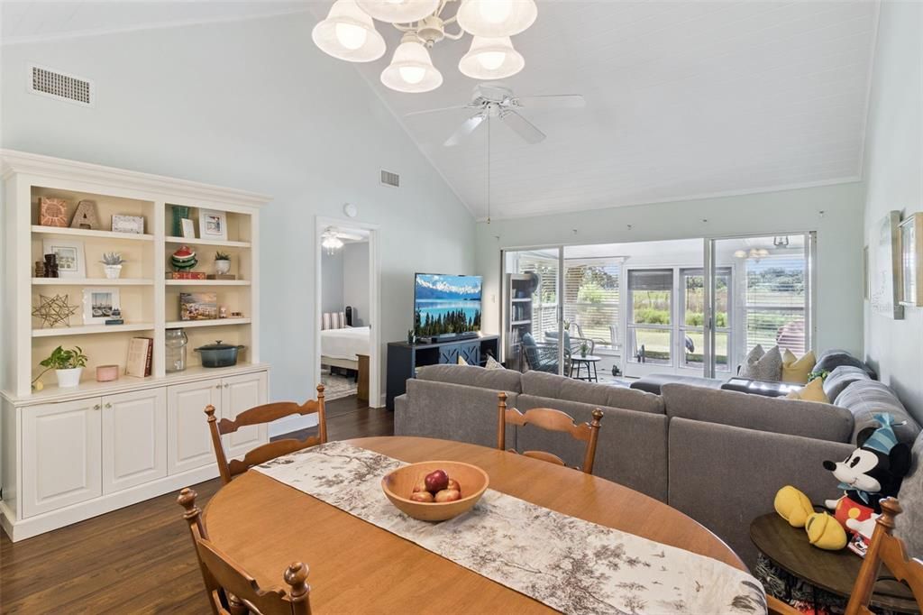 For Sale: $224,900 (2 beds, 2 baths, 1115 Square Feet)