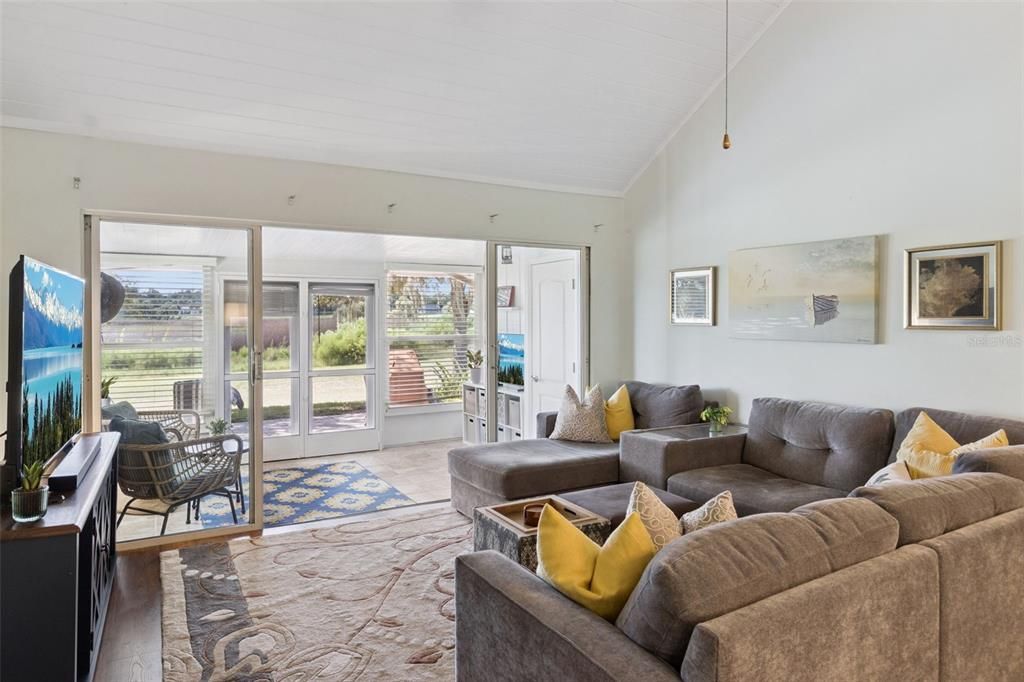 For Sale: $224,900 (2 beds, 2 baths, 1115 Square Feet)