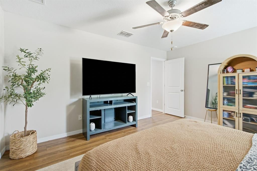 For Sale: $349,000 (4 beds, 2 baths, 1870 Square Feet)