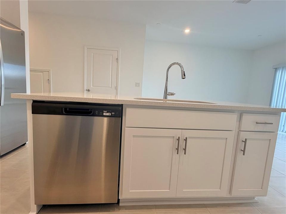 For Rent: $2,600 (3 beds, 2 baths, 1285 Square Feet)