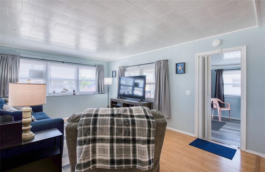 For Sale: $117,000 (1 beds, 1 baths, 564 Square Feet)