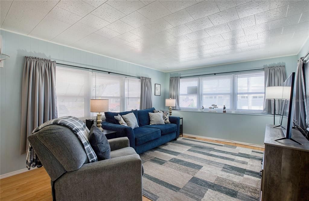 For Sale: $117,000 (1 beds, 1 baths, 564 Square Feet)