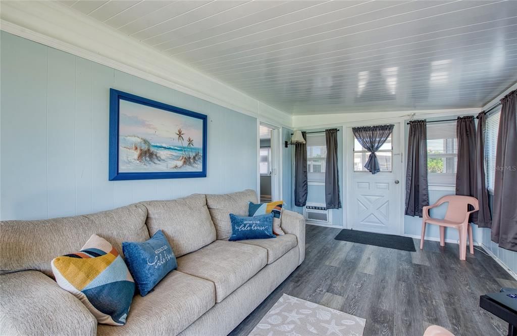 For Sale: $117,000 (1 beds, 1 baths, 564 Square Feet)