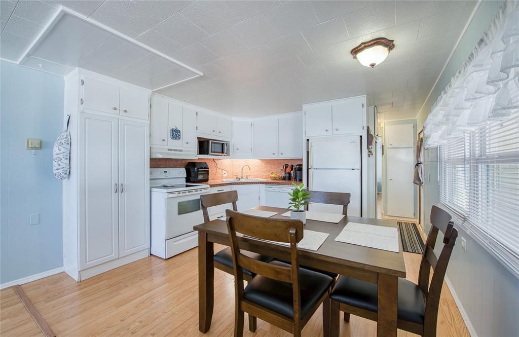 For Sale: $117,000 (1 beds, 1 baths, 564 Square Feet)