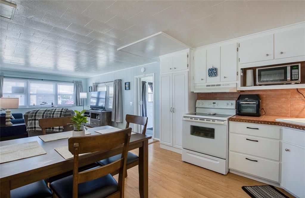 For Sale: $117,000 (1 beds, 1 baths, 564 Square Feet)