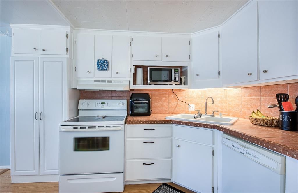 For Sale: $117,000 (1 beds, 1 baths, 564 Square Feet)