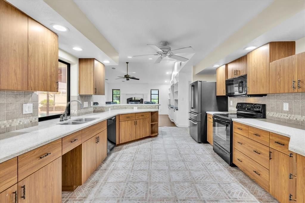 En Venta: $515,000 (3 camas, 2 baños, 2135 Pies cuadrados)