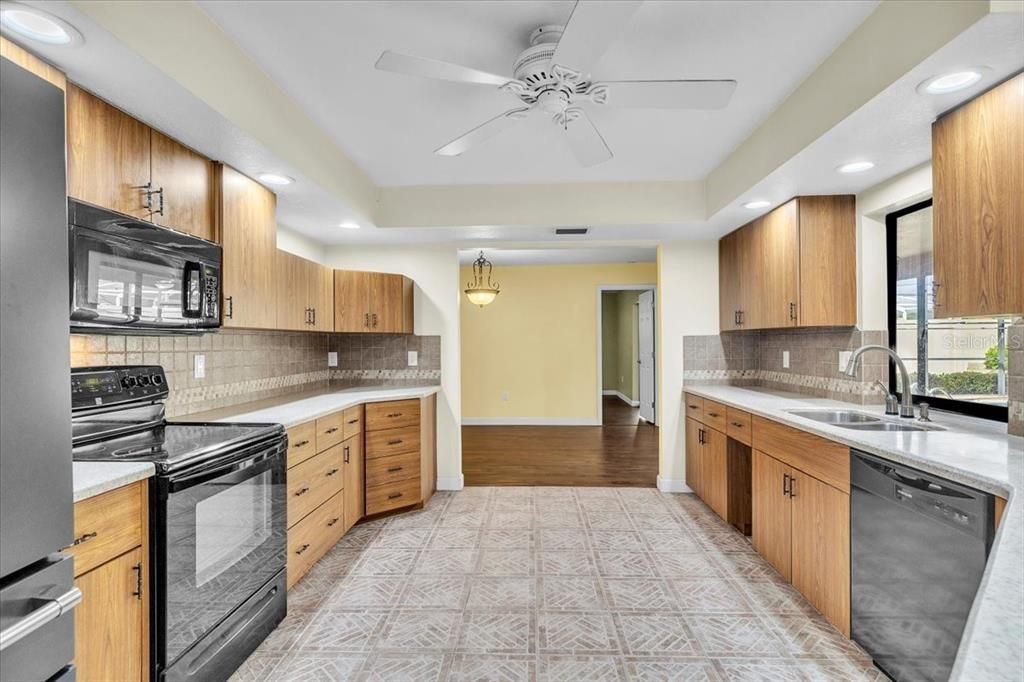 En Venta: $515,000 (3 camas, 2 baños, 2135 Pies cuadrados)