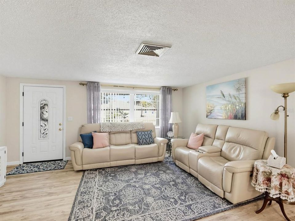 For Sale: $239,900 (2 beds, 2 baths, 1325 Square Feet)