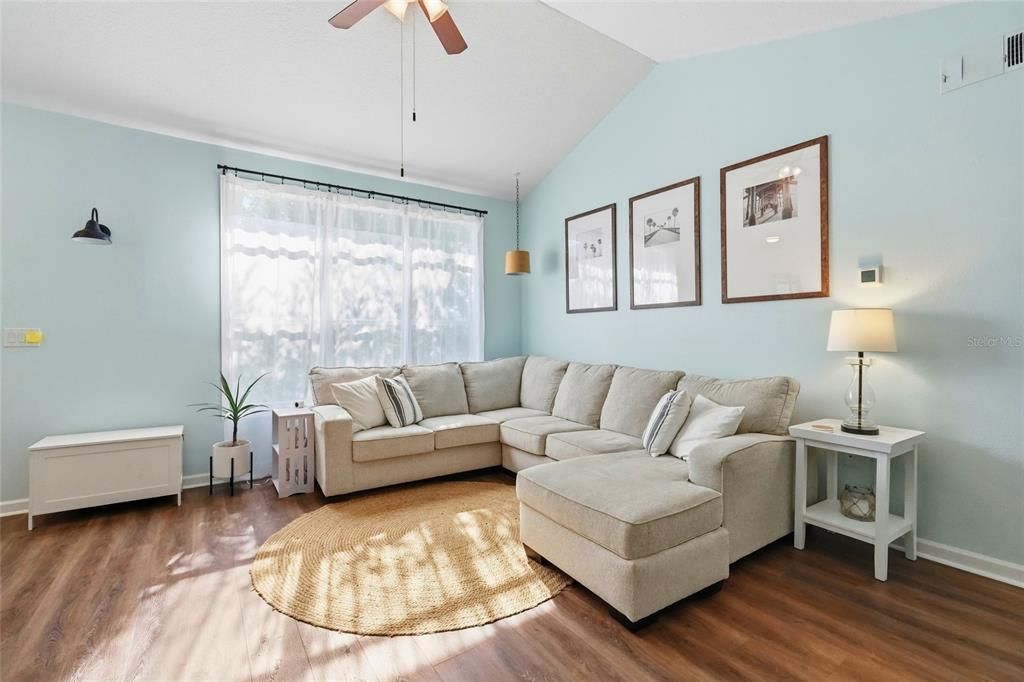 For Sale: $250,000 (2 beds, 2 baths, 1132 Square Feet)
