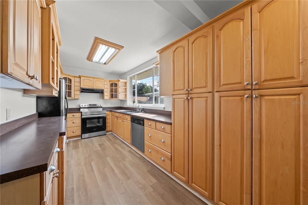 На продажу: $395,000 (3 спален, 2 ванн, 1895 Квадратных фут)