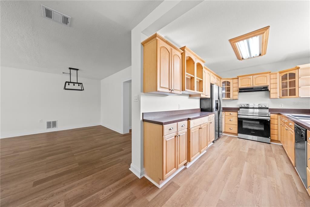 На продажу: $395,000 (3 спален, 2 ванн, 1895 Квадратных фут)
