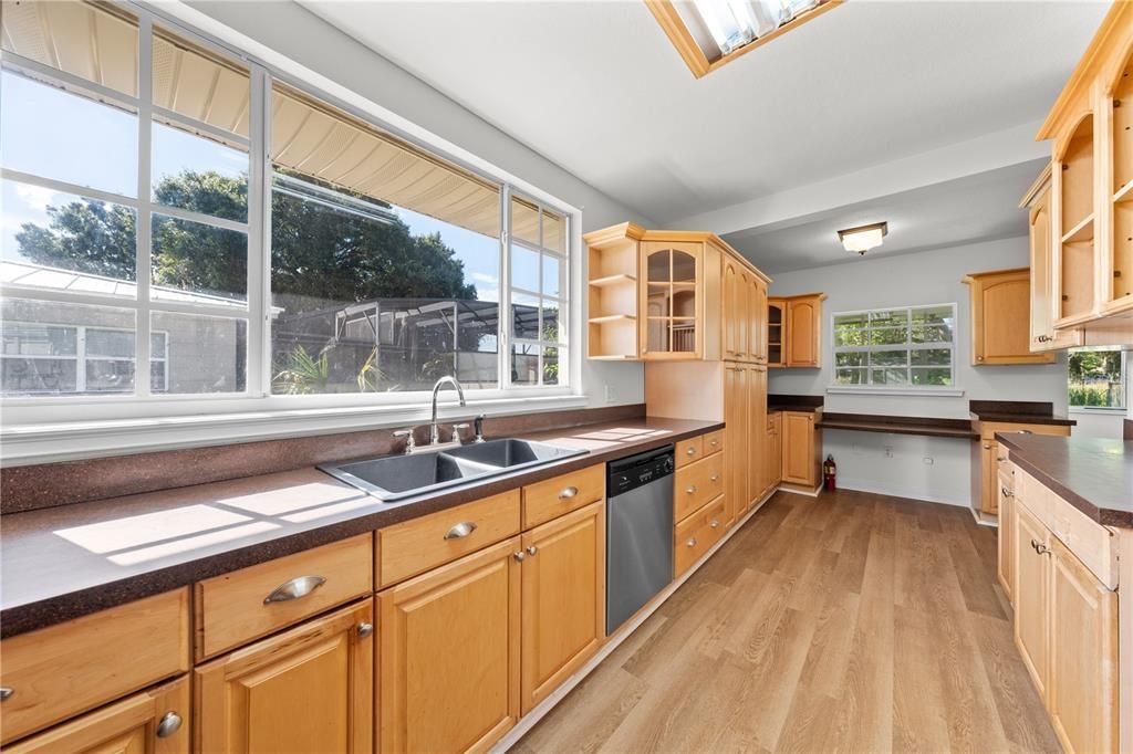 На продажу: $395,000 (3 спален, 2 ванн, 1895 Квадратных фут)