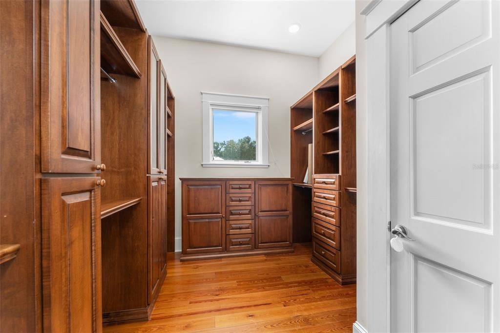 For Sale: $2,795,000 (8 beds, 7 baths, 8231 Square Feet)