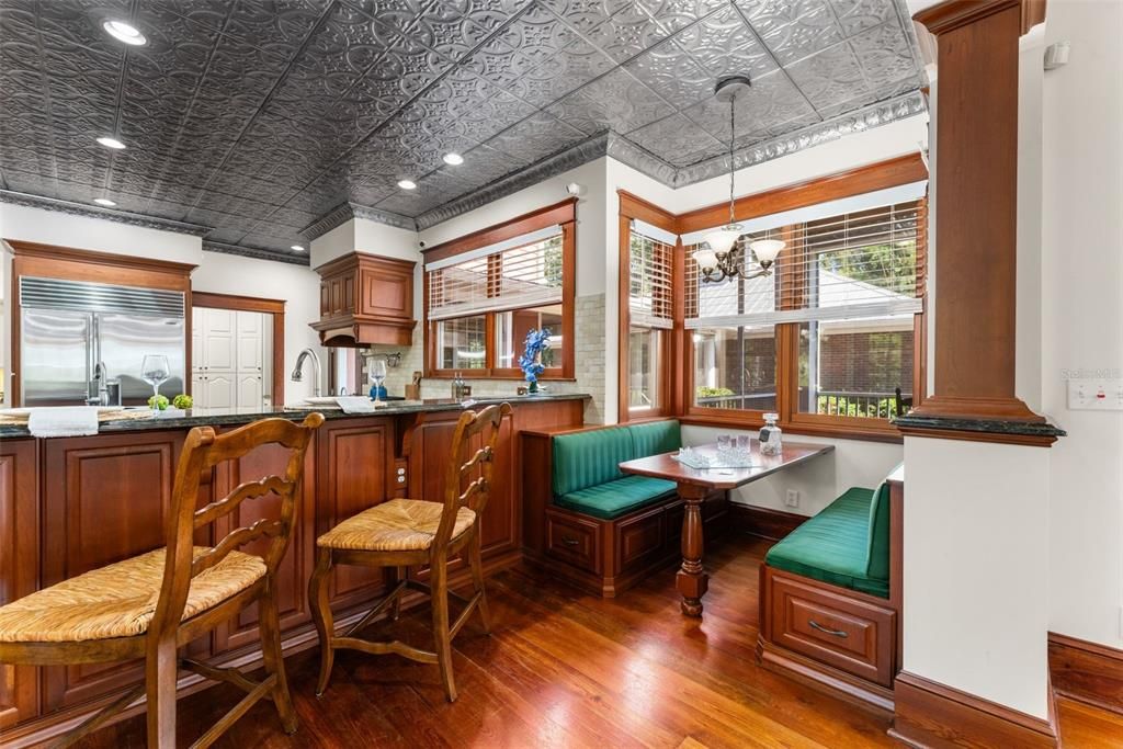 For Sale: $2,795,000 (8 beds, 7 baths, 8231 Square Feet)