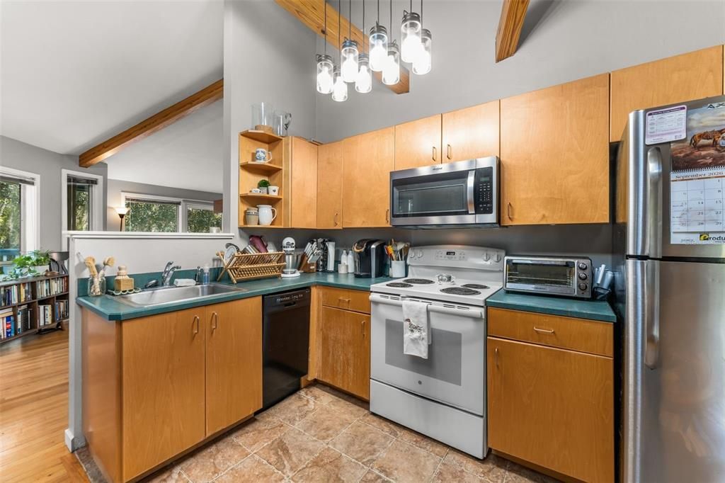 For Sale: $2,795,000 (8 beds, 7 baths, 8231 Square Feet)