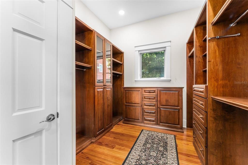 For Sale: $2,795,000 (8 beds, 7 baths, 8231 Square Feet)