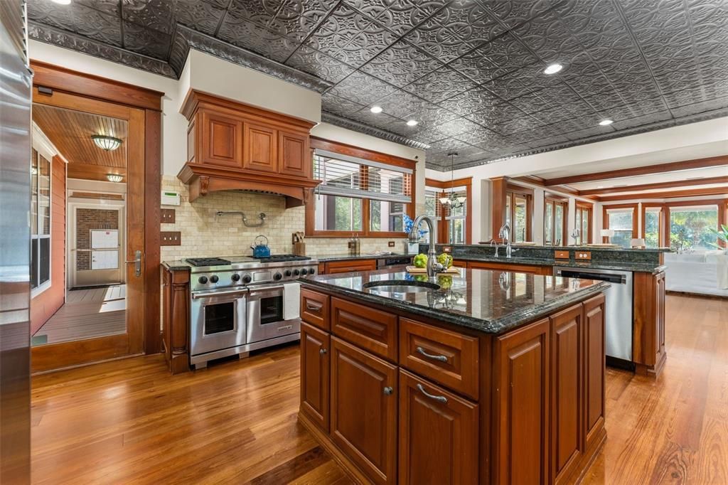 For Sale: $2,795,000 (8 beds, 7 baths, 8231 Square Feet)