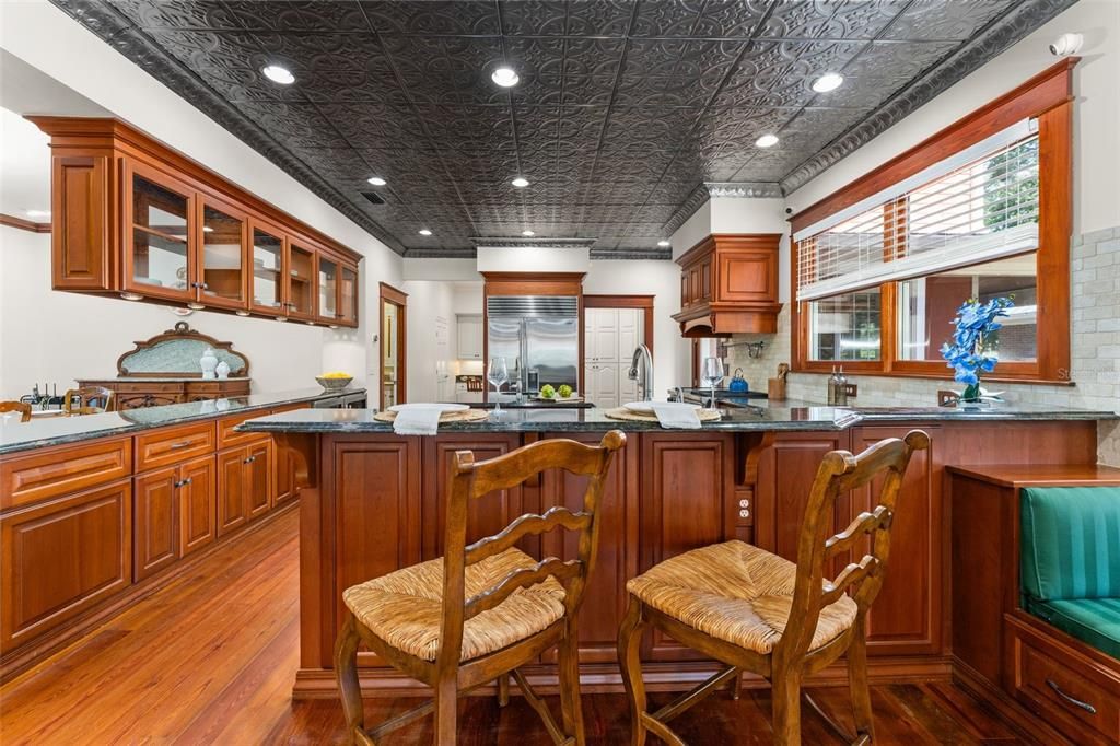 For Sale: $2,795,000 (8 beds, 7 baths, 8231 Square Feet)