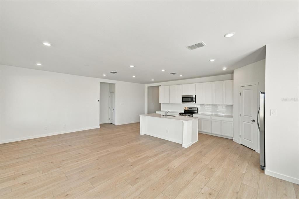 For Rent: $4,895 (5 beds, 4 baths, 3195 Square Feet)