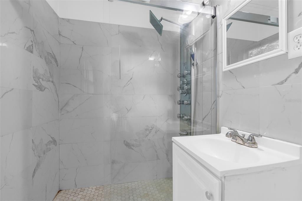For Rent: $2,200 (3 beds, 1 baths, 1012 Square Feet)
