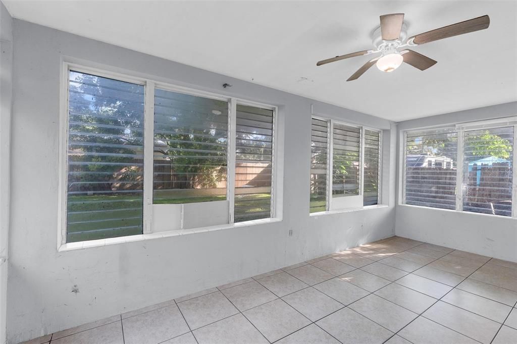 For Rent: $2,200 (3 beds, 1 baths, 1012 Square Feet)