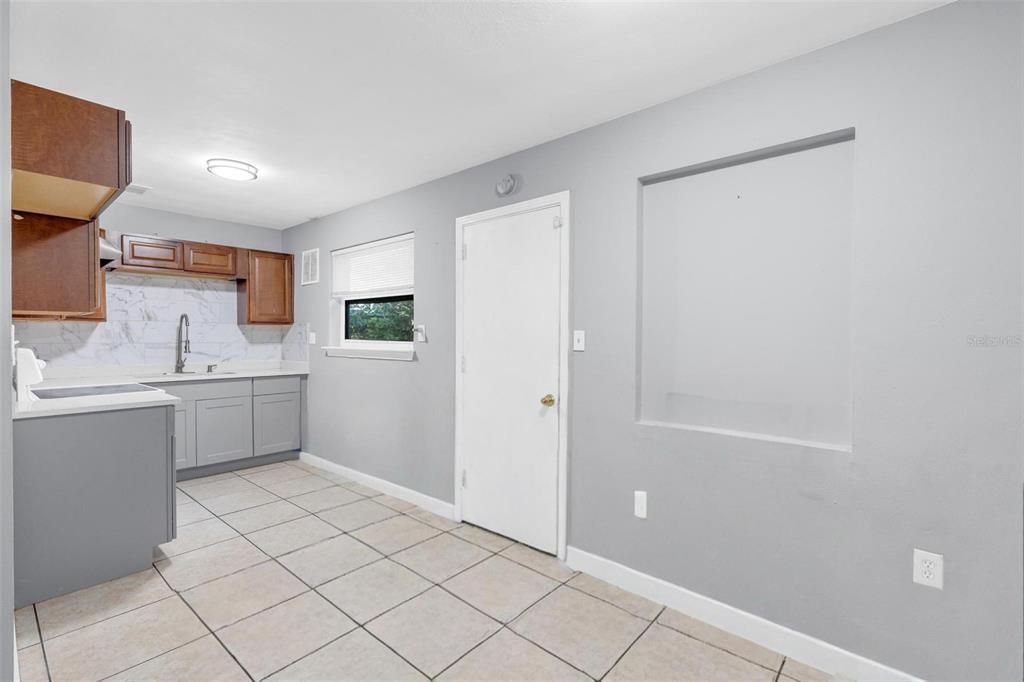 For Rent: $2,200 (3 beds, 1 baths, 1012 Square Feet)
