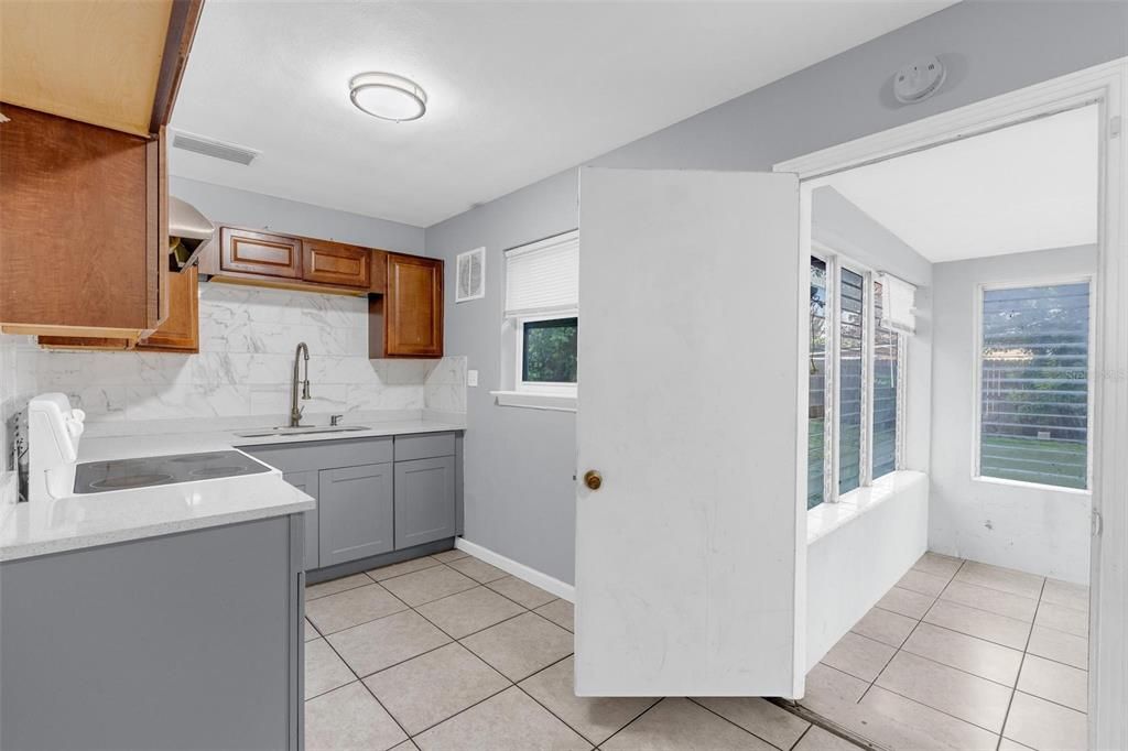 For Rent: $2,200 (3 beds, 1 baths, 1012 Square Feet)