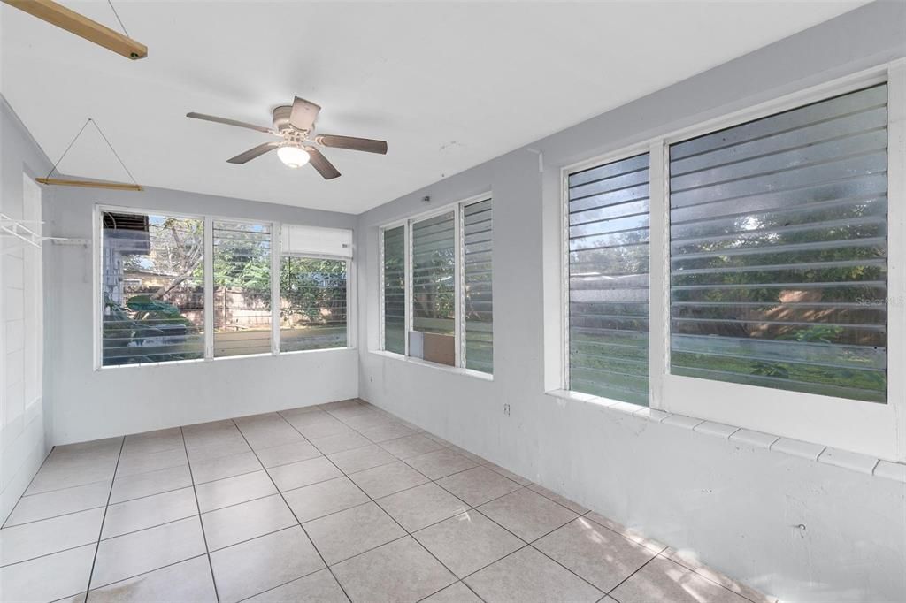For Rent: $2,200 (3 beds, 1 baths, 1012 Square Feet)