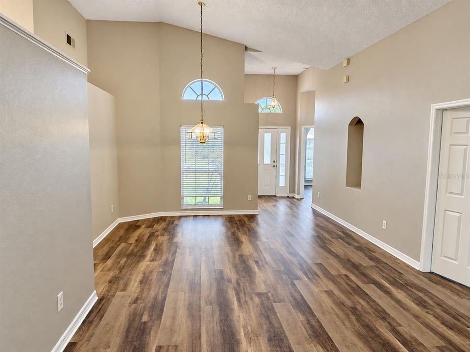 For Rent: $2,695 (4 beds, 2 baths, 2161 Square Feet)