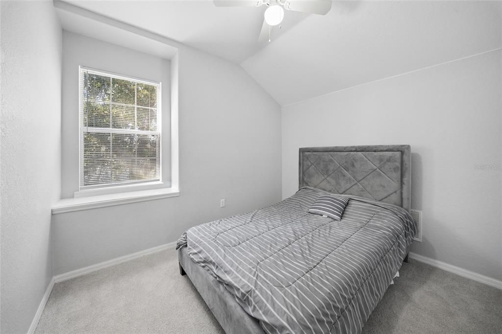 For Sale: $425,000 (5 beds, 3 baths, 2345 Square Feet)