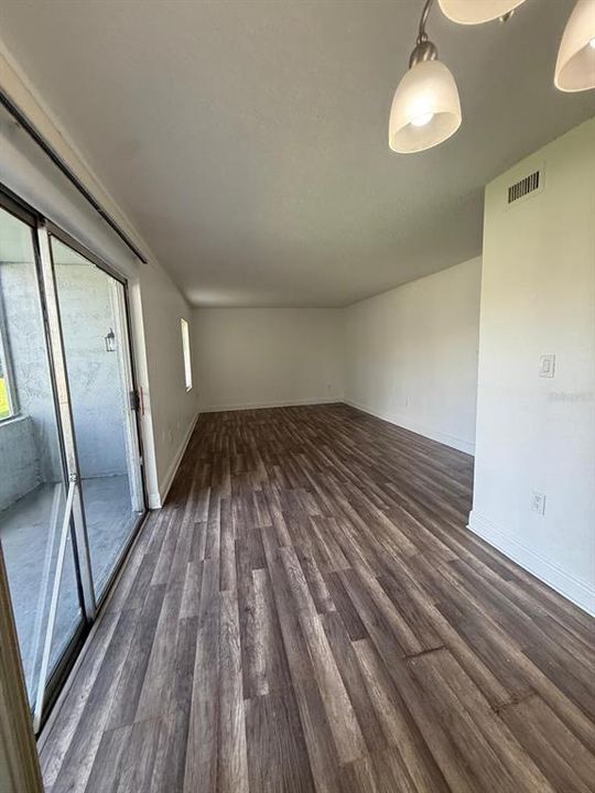For Rent: $1,400 (2 beds, 2 baths, 976 Square Feet)