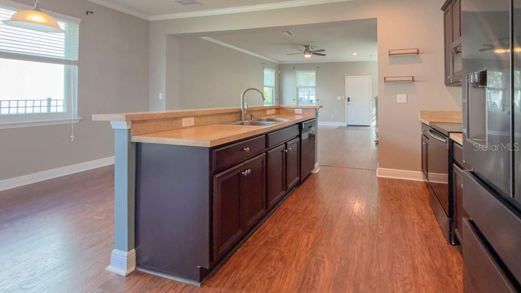 For Rent: $2,300 (2 beds, 2 baths, 1360 Square Feet)
