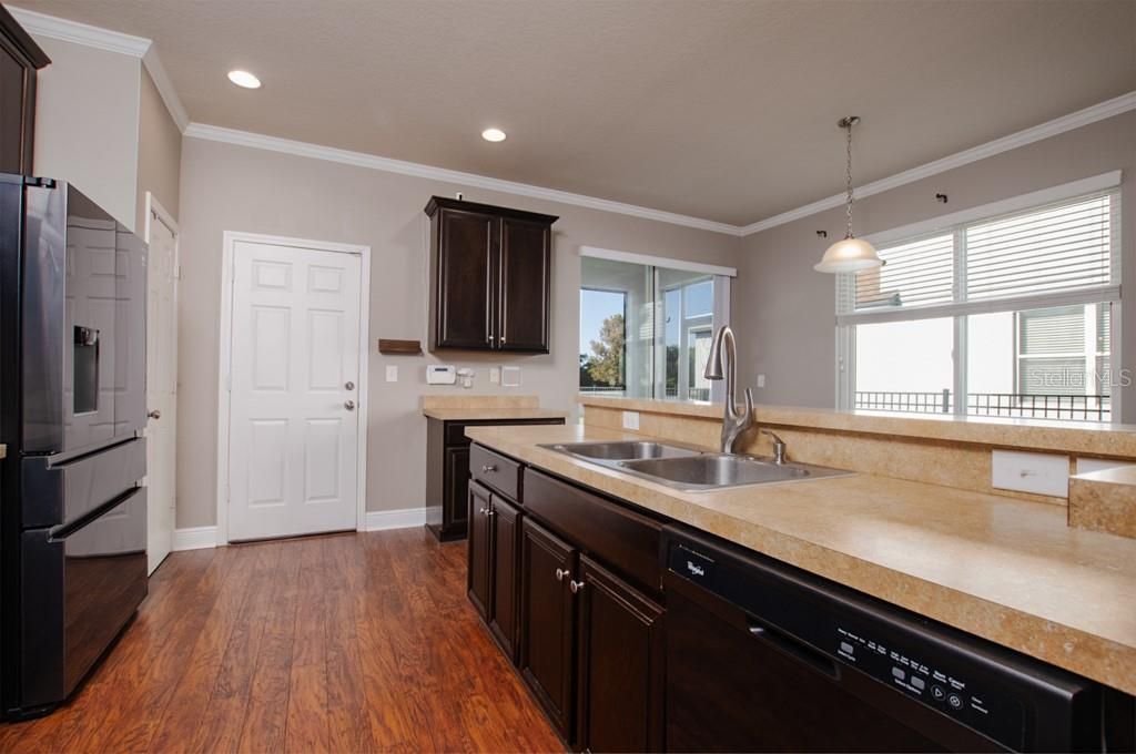 For Rent: $2,300 (2 beds, 2 baths, 1360 Square Feet)