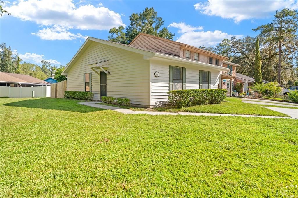 For Sale: $167,000 (2 beds, 2 baths, 909 Square Feet)