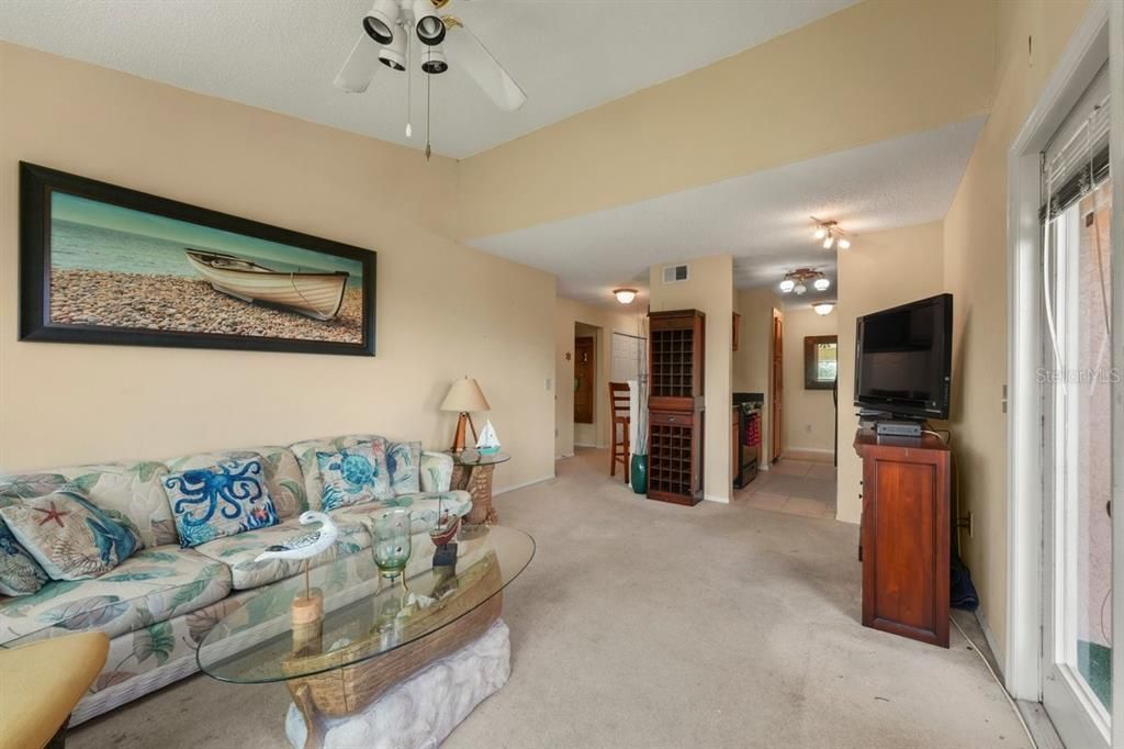 For Sale: $135,000 (2 beds, 2 baths, 1010 Square Feet)