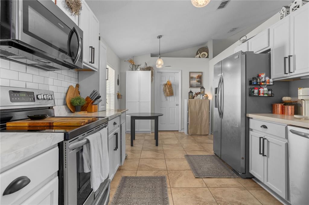 На продажу: $309,000 (4 спален, 2 ванн, 1874 Квадратных фут)