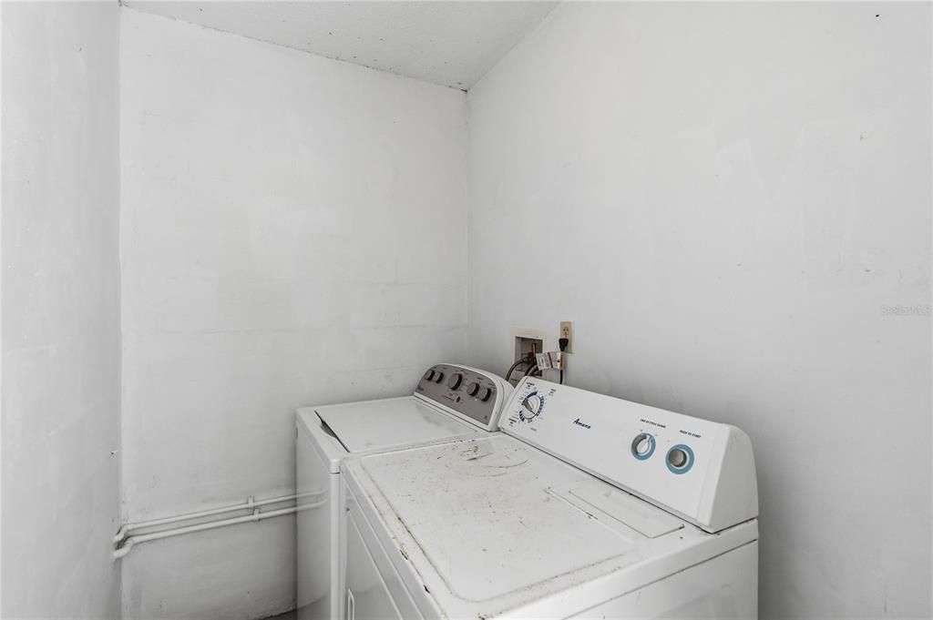 Active With Contract: $310,000 (2 beds, 2 baths, 1300 Square Feet)