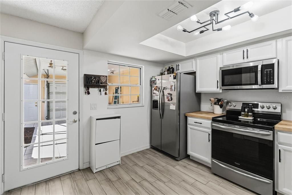 Active With Contract: $310,000 (2 beds, 2 baths, 1300 Square Feet)