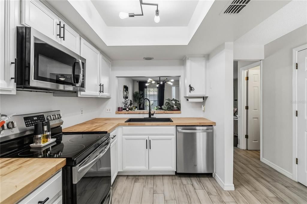 Active With Contract: $310,000 (2 beds, 2 baths, 1300 Square Feet)