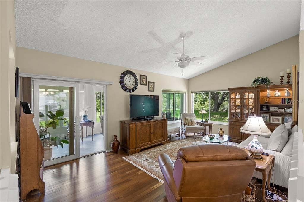 For Sale: $349,000 (2 beds, 2 baths, 1382 Square Feet)