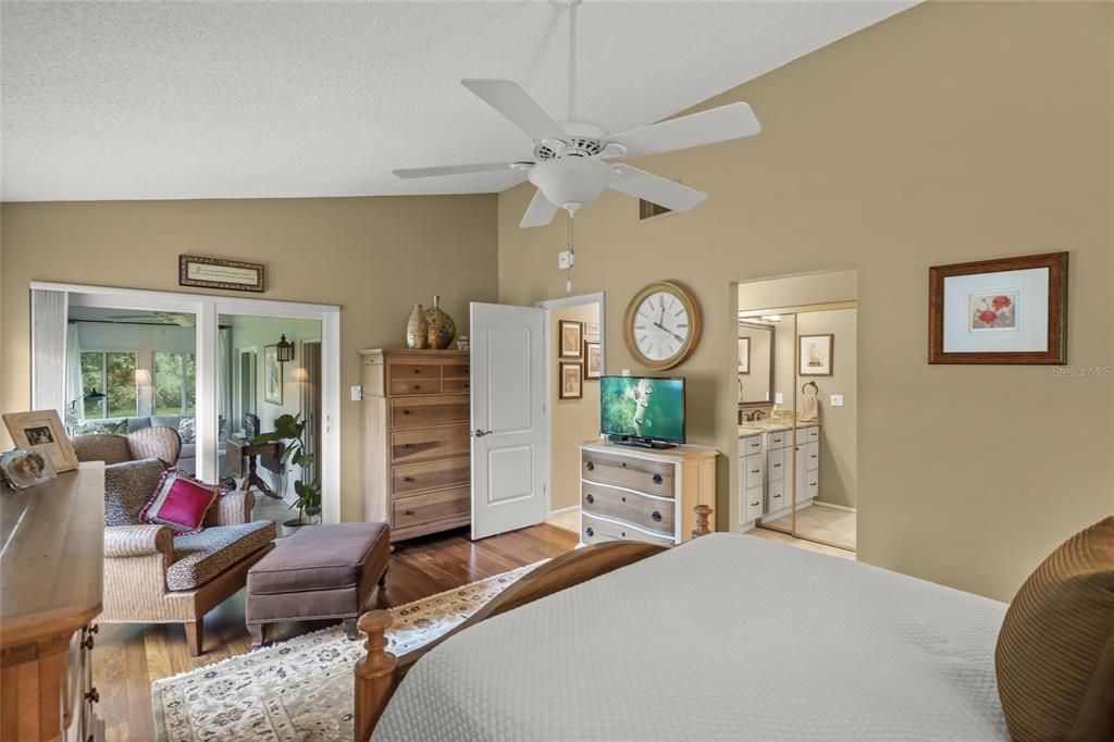 For Sale: $349,000 (2 beds, 2 baths, 1382 Square Feet)